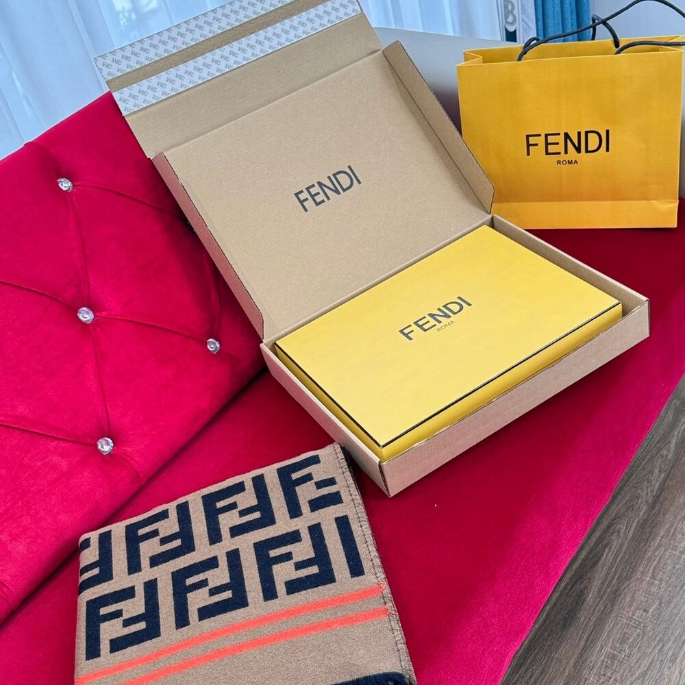 New w/ 💞 FENDI Roma Fall 2024 Reversible Shawl Brushed Poncho Scarf Wrap - Picture 8 of 8